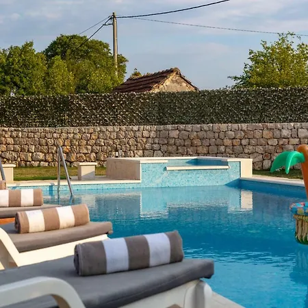 Luxury Poquito Villa *